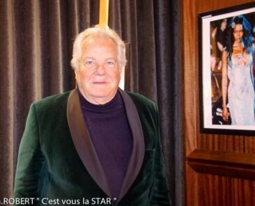 Massimo Gargia et l'une des photos de sa collection.