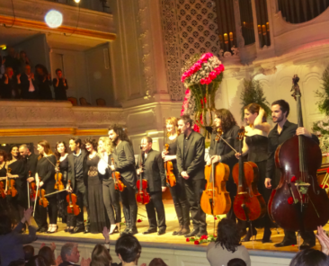 Nemanja Radulovic, Laure Favre-Kahn au piano et l’ensemble Double Sens lors du concert.