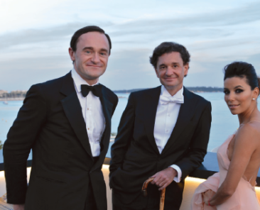 Terrasse extérieure
De gauche à droite : Monsieur Julien de Beaumarchais, Monsieur Philippe Sereys de Rothschild & Eva Longoria