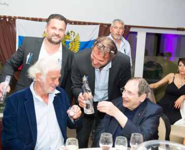 Jean-Paul Belmondo et Robert Hossein en pleine dégustation de la Vodka "Le Baron garnier".