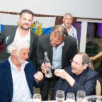 Jean-Paul Belmondo et Robert Hossein en pleine dégustation de la Vodka "Le Baron garnier".