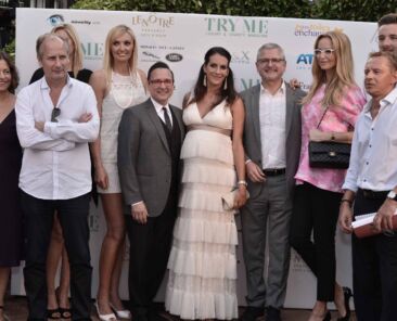 De gauche à droite : Gisèle TSOBANIAN, Hippolyte GIRARDOT, Jelena LOZANCIC, Victoria RAVVA, Jean-Marc GÉNÉREUX, Magali DEPERRIER, Philippe PEYRARD, Adriana KAREMBEU, Xavier BARACHET, Frédéric GALLET