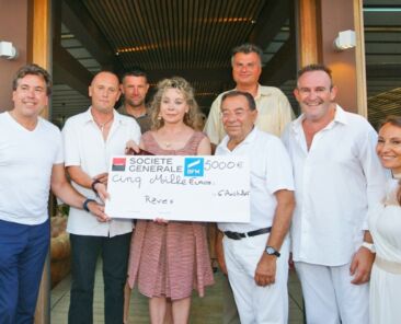 Vincent Morisse et Grâce de Capitani remettant un chèque de 5000 Euros au président de "Rêves".