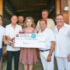 Vincent Morisse et Grâce de Capitani remettant un chèque de 5000 Euros au président de "Rêves".