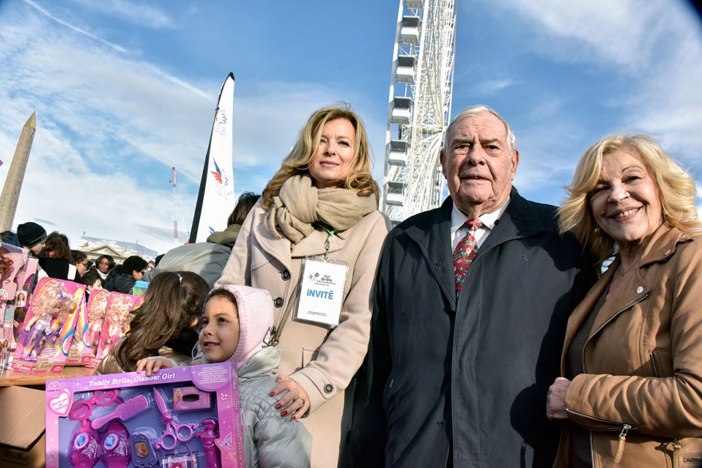 De gauche à droite: un enfant heureux, Valérie Trierweiler, Julien Lauprêtre, Nicoletta