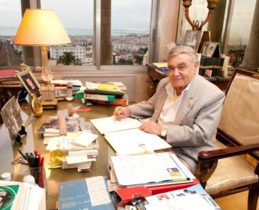 Nice - le 20.12.13 :Le docteur Henri Amoroso, travaillant dans le bureau de son appartement niçois.