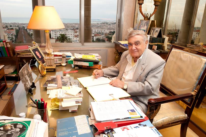 Nice - le 20.12.13 :Le docteur Henri Amoroso, travaillant dans le bureau de son appartement niçois.