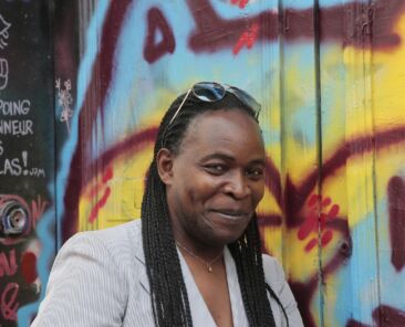 BILLY OBAM, ancien choriste de Serge Gainsbourg au 5 rue de Verneuil, devant l'ancien domicile de Serge Gainsbourg AFP PHOTO/JACQUES DEMARTHON