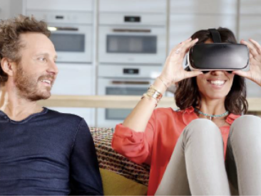 Sinclair et Laurie Cholewa en pleine expérience de réalité virtuelle