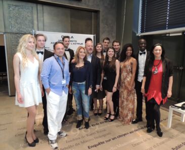 Oscar Sisto et sa troupe de comédien à Cannes