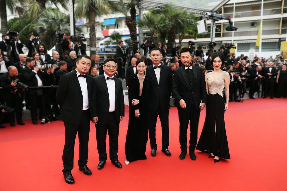 La montée des marches de Wang Zhi en compagnie de l'équipe du film