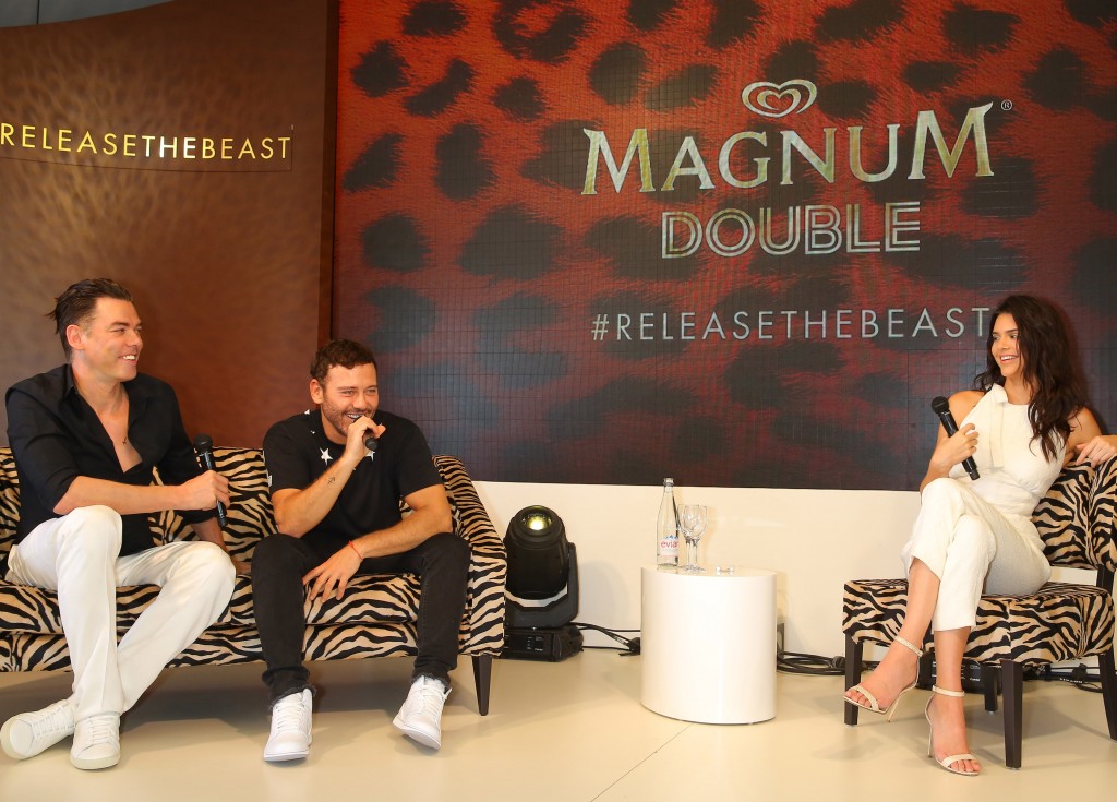 Les célèbres photographes Mert Alas, Marcus Piggott et le Top Model Kendall Jenner lors de la conférence de presse