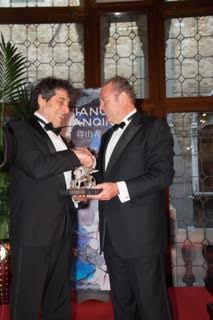le Lauréat recevant le Prix des mains de Philippe Donnet, Président de Generali