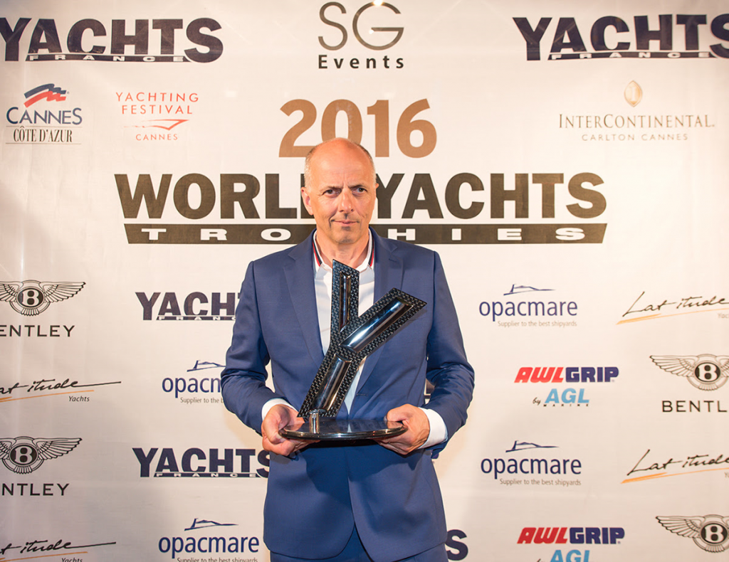 Francis Lapp recevant le prix du meilleur aménagement au Gala World Yacht Trophies