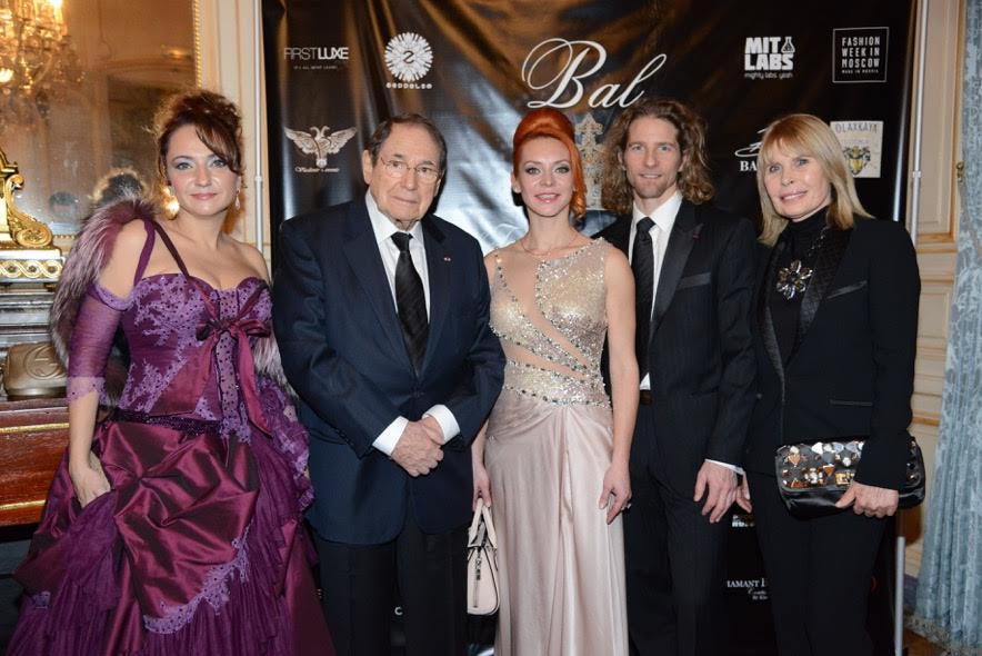 Anastasia en compagnie de Robert Hossein et d'autres invités