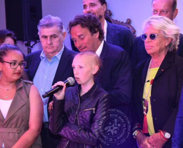 La petite Deborah entourée de Fabrice Ravaux, Pierre Ménès, Santa Esmeralda,Véronique de Villèle et Jean-Pierre Savelli