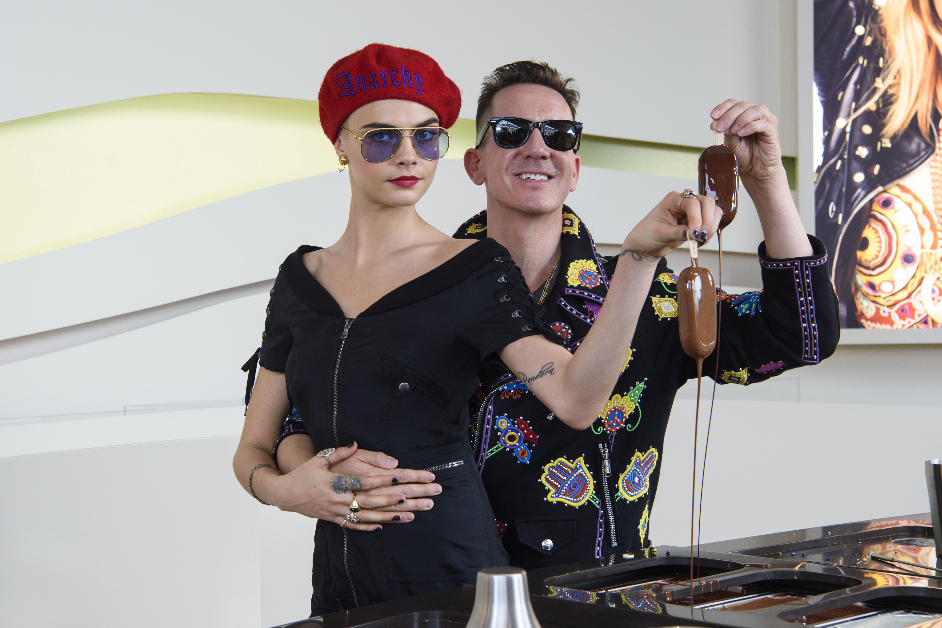 Cara Delevingne et Jeremy Scott personnalisant leur glaces Magnum Crédit photo : Matt Crossick/PA Wire