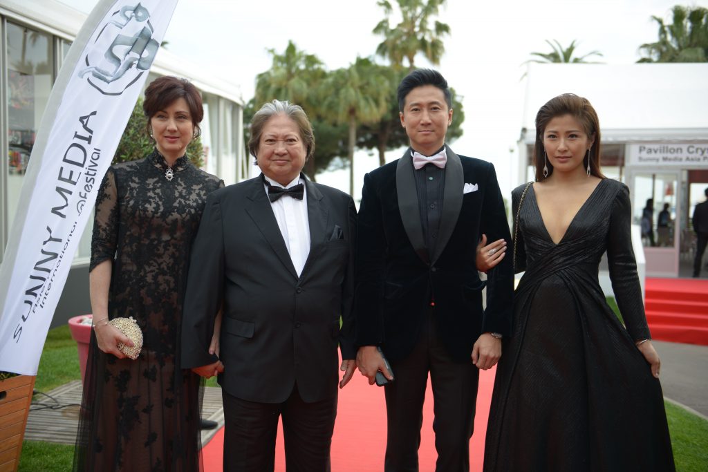 Sammo Hung (centre), Timmy Hung, et leurs épouses