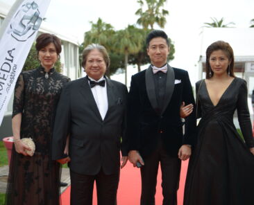 Sammo Hung (centre), Timmy Hung, et leurs épouses