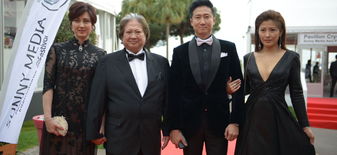 Sammo Hung (centre), Timmy Hung, et leurs épouses