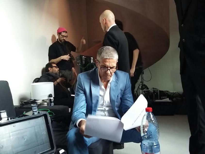 Samy Naceri en pleine relecture de son texte. 