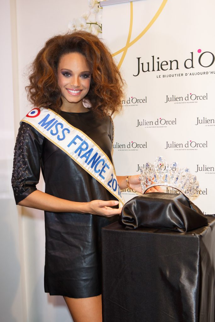 Alicia Aylies, Miss France 2017, lors de la révélation de la couronne Miss France 2018 par le bijoutier Julien D'Orcel.