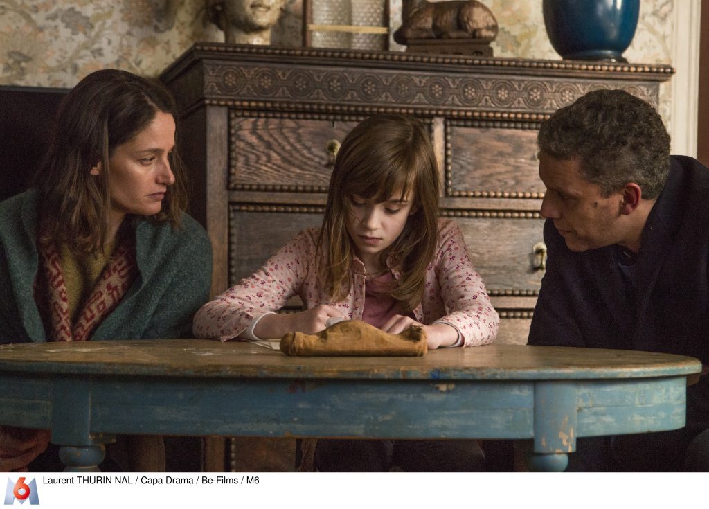 Marie Kempf (Marie GILLAIN) et Benoit Belgarde (Sami BOUAJILA) sont assis aux cotes de Madeleine Zelie RIXHON (Zelie RIXHON) qui dessine Visages fermé de Madeleine Zelie RIXHON et attentifs de Marie et Benoit