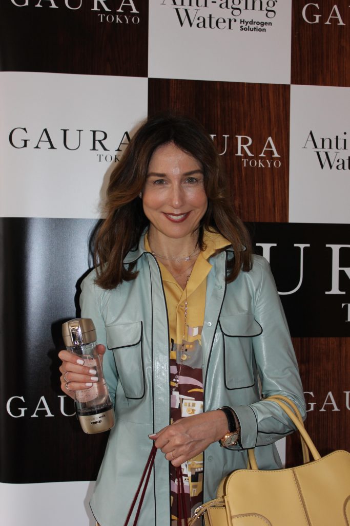 Elsa Zylberstein tient dans la main une bouteille Gaura Walk