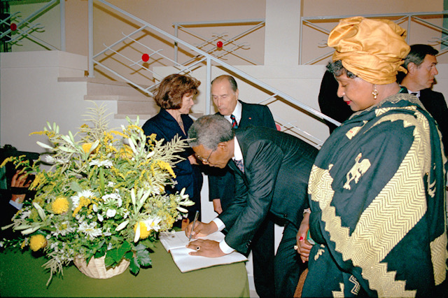 Mandela signe le livre d'or de la fondation France Libertés